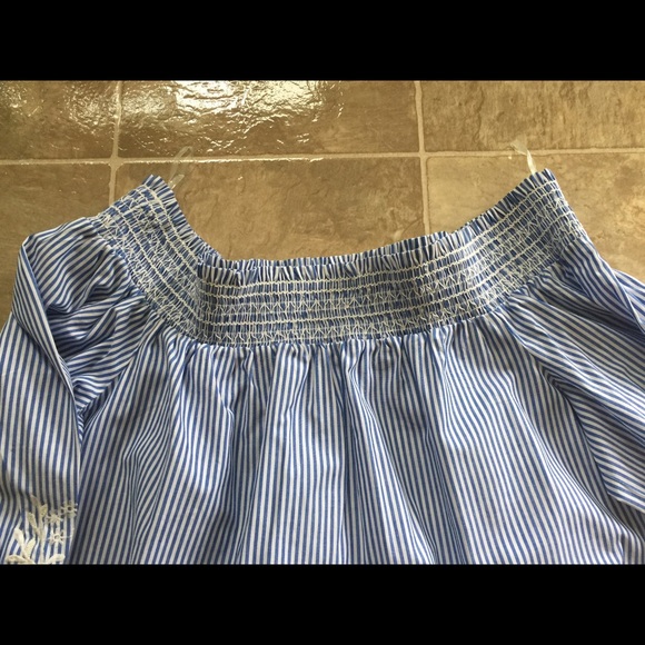 ❌SOLD❌HOST PICK 🎉🎊Embroidered Sleeve Shoulder Dress - Picture 5 of 8